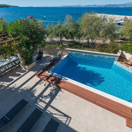 Luxury Beachfront Casa Mare With Private Heated Pool And Gym Right At The In Mirca - Brac *