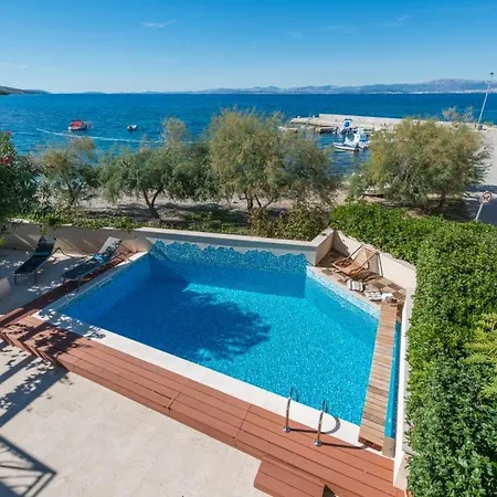 Luxury Beachfront Casa Mare With Private Heated Pool And Gym Right At The In Mirca - Brac *
