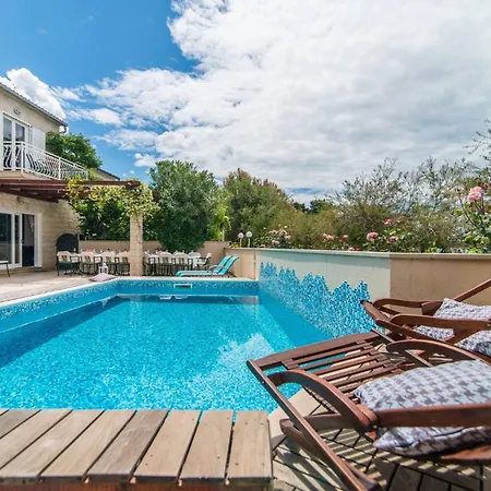 Luxury Beachfront Casa Mare With Heated Pool Near - Brac *