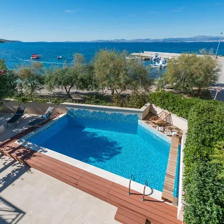 Luxury Beachfront Casa Mare With Heated Pool Near - Brac 别墅